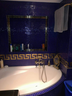tmavě fialová koupelna