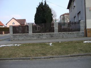 Stavba plotu s podezdívkou a sloupky