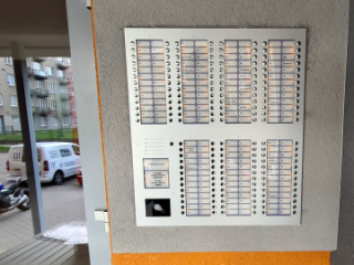Atypické tablo zvonků pro 182 bytů s integrovanou 