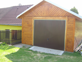 dřevěná garáž