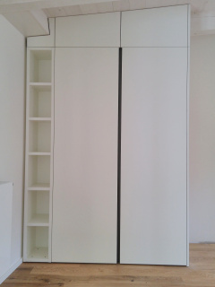bílá skříň s posuvnými dveřmi