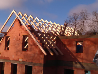 Stavba střechy na novostavbě