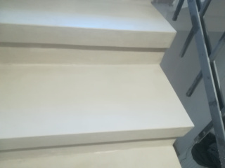Betonový povrch schodiště