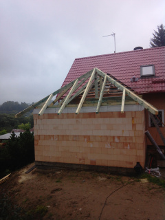 výstavba se střechou