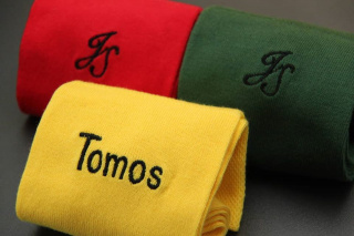 Ponožky s názvem firmy - Tomos.