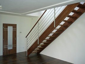 samonosné schodiště rovné - borovice mořená, zábra