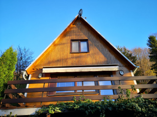 Renovace dřevěného štítu a nátěr plechové střechy 