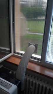 Kryt v okně ke klimatizaci