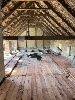 Nová prkenná podlaha a zaklopení střechy taškami