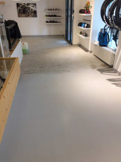Vyčištění betonové podlahy v prodejně