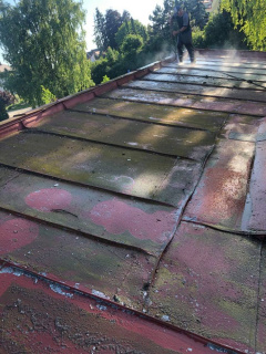 Mytí plechové střechy
