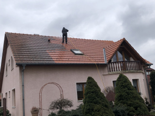 Čištění sedlové střechy