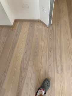 světle dřevěná podlaha