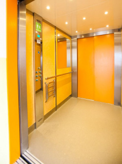 Výtah invalidní evakuační s průchozí kabinou