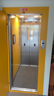 Průchozí výtah v panelovém domě