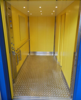 Kabina výtahu průchozí do strany