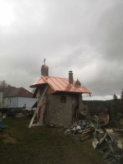 realizace měděné střechy na kapličce - Karlstift R