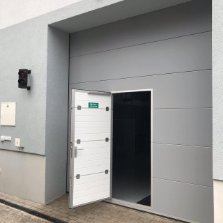 vrata s integrovanými dveřmi