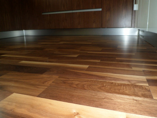 Ořechová dřevěná plovoucí podlaha, Rájec-Jestřebí