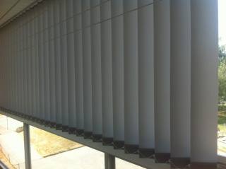 Vertikální žaluzie na zasklený balkon látka reflex