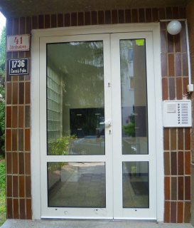 Hliníkové vchodové dveře do bytového domu