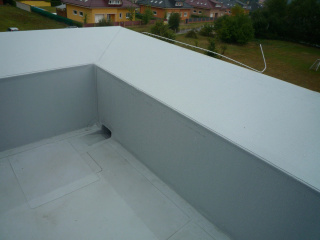 Střecha základní školy Loučeň - detail