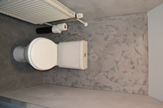 betonová stěrka na stěnu WC