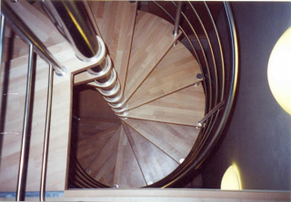točité schodiště v kombinaci nerez+dřevo