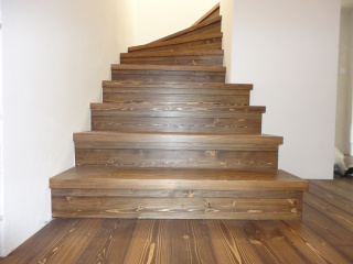 Realizace dřevěné palubkové podlahy - schodiště