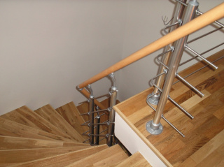 Dřevěná třívrstvá podlaha schody