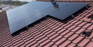 Hybridní fotovoltaický systém o výkonu 6,66 kWp s 
