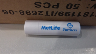 Modrý balzám na rty - firma MetLife