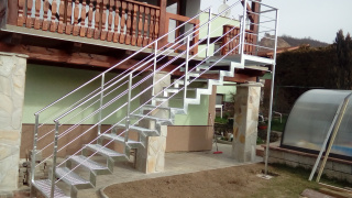venkovní schody na zahradu z terasy