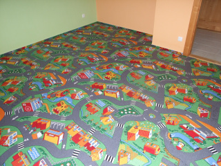 Dětský koberec - celoplošně položený včetně lišt
