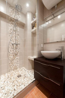 Koupelna s mozaikovými prvky