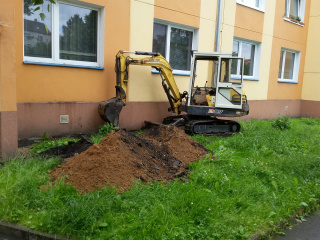 Těšínská ul. obkopání paneláku před zateplením sok