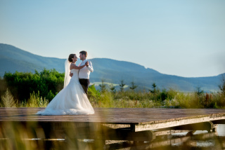 svatební fotky snoubenců na rybníčku u Farmy Vysok
