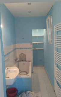 Výmalba koupelny modrou barvou.