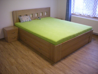 postel s úložným prostorem, masiv buk