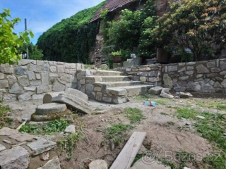 Kamenná zeď a schody