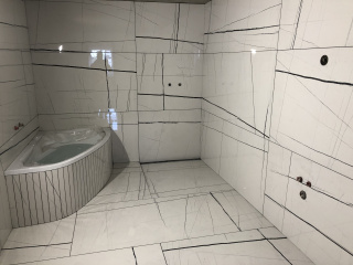 bílá kamenná koupelna