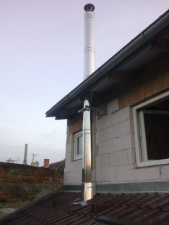 Fasádní komín s průchody dvěma přesahy střech
