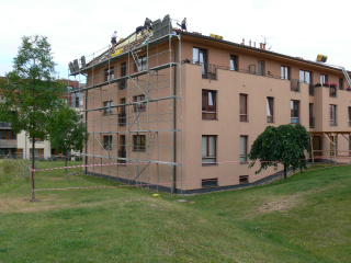 Rekonstrukce střech deseti bytových domů ve Stodůl