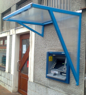 Stříška nad bankomat