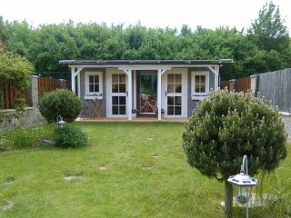 Zahradní domek s terasou.  6x4m, terasa 1,5m.