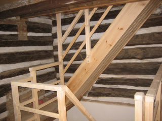 dřevěné schodiště v roubené chalupě