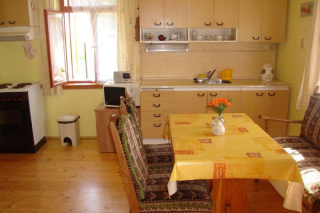 Vybavená kuchyňka s jídelním stolem