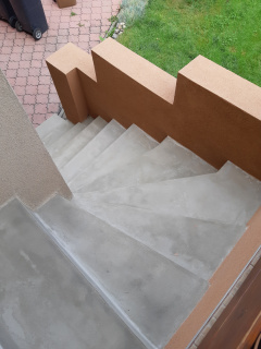 betonové točité schodiště