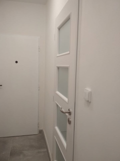 bílé dveře