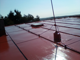 červená plechová střecha